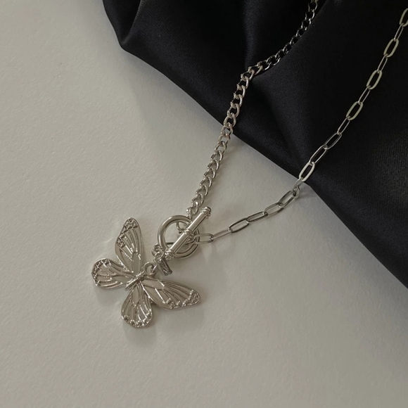 💎✨ Butterfly Chain Necklace - Picture 5 of 7